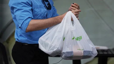 Should the Use of Plastic Bags be Banned in All Retail Stores?